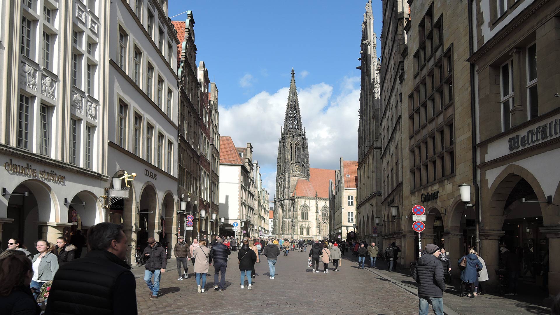 Kinder am Springbrunnen in der Stadt